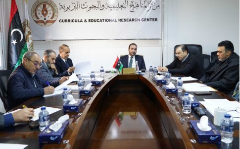 اجتماع مدير عام المركز بمديري الإدارات والمكاتب